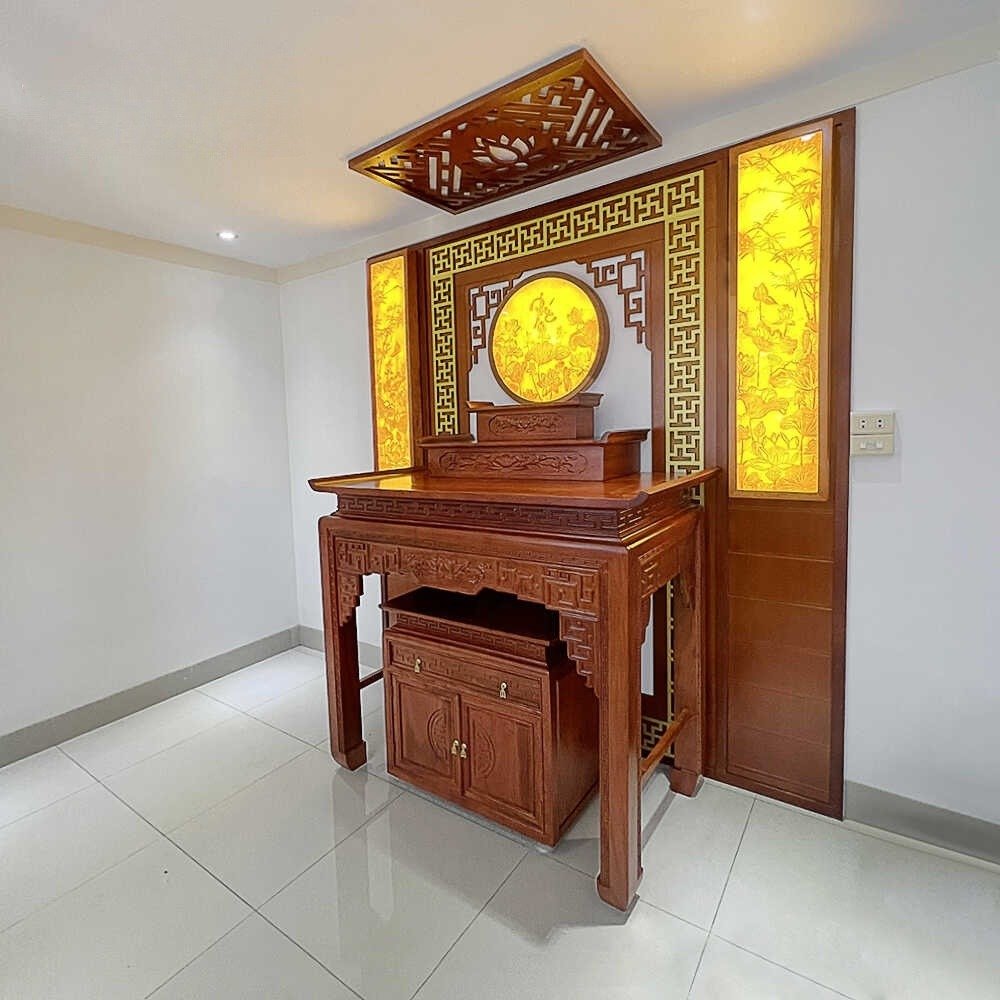Vách ngăn phòng thờ kết hợp tranh đèn hào quang