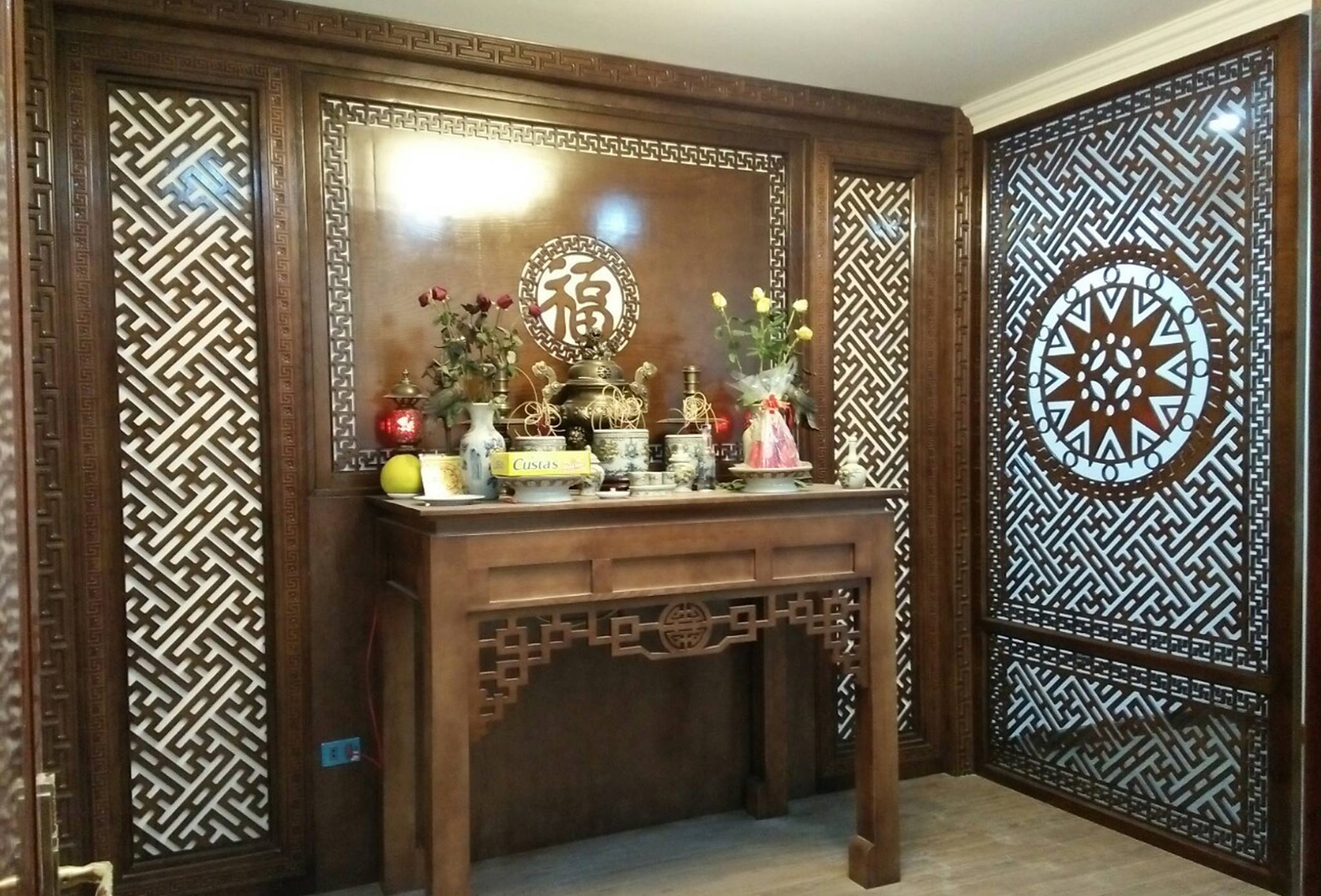 Vách ngăn phòng thờ kế hợp hoa văn